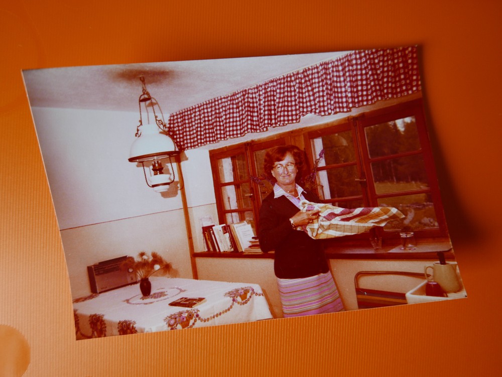 «HOUSEHOLD»: PHOTO, COLOUR PHOTO, LADY, KITCHEN, LIFESTYLE, FURNISHING, FASHION, LIVING!