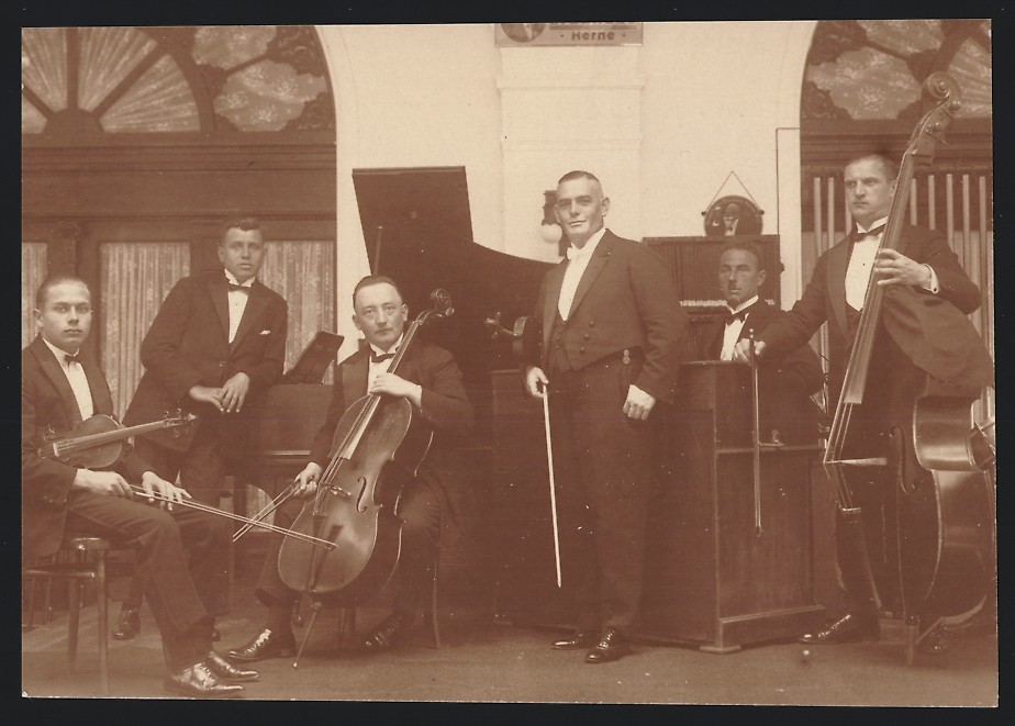 Photograph Musicians of the Käppele Band with Double Bass, Violin / Violin and Cell