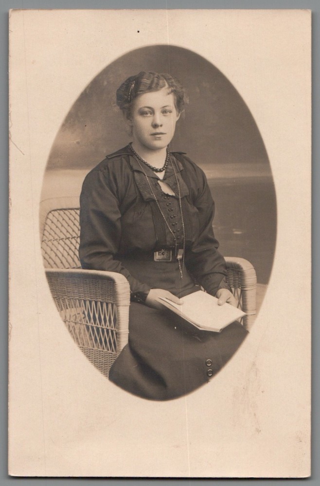 Photo Portrait Young Woman Fashion Book Wicker Chair Studio Shot Oval (F1297)