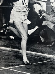 “ROGER BANNISTER, 1954” 1st UNDER-FOUR MINUTE MILE RUN News Photo by OXFORD MAIL