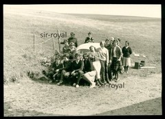 Group of girls leaning on VW Beetle – 1960s car motor vehicle vintage – photo 10x7cm
