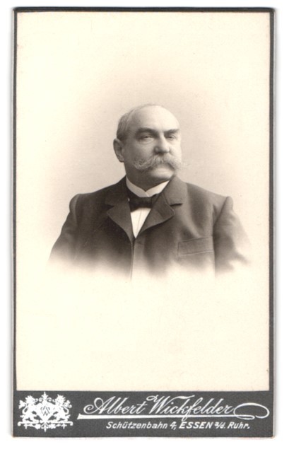 Photograph Albert Wickfelder, Essen, Schützenbahn 4, portrait of a gentleman with B
