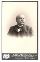 Photograph Albert Wickfelder, Essen, Schützenbahn 4, portrait of a gentleman with B