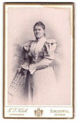 Photograph G. J. Koch, Schleswig, Lollfuss 24, portrait middle-class lady in pretty
