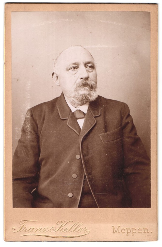 Photography Franz Keller, Meppen, portrait older man with beard in jacket with qu
