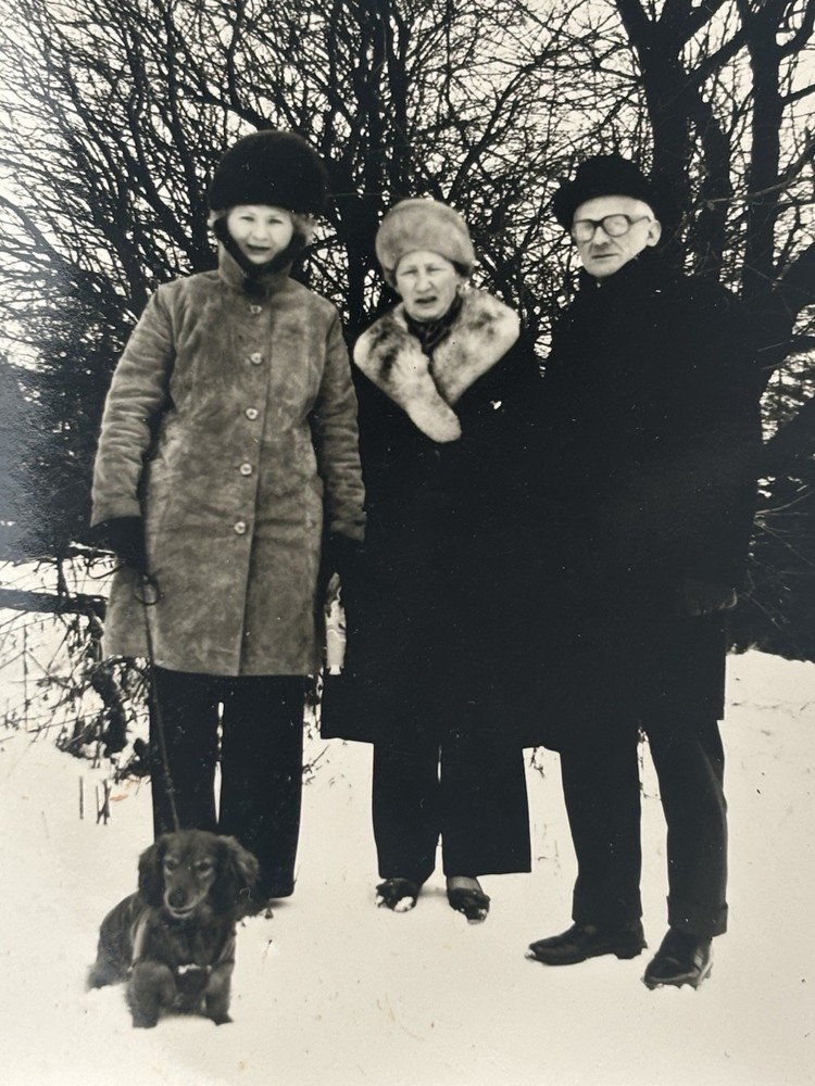 🐕 1950s Family Dog Snow Winter Portrait Dachshund Vintage Photo Agfa 9×11