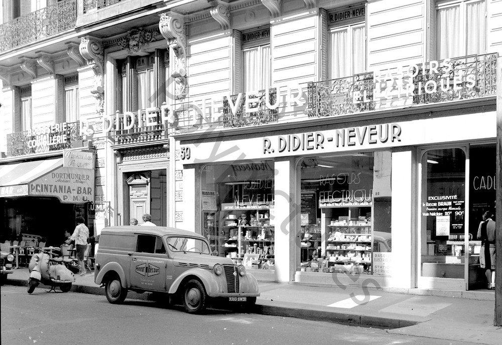 Paris Avenue Champs Elysées Boutique Hardware Repro Photo Vintage. 1960