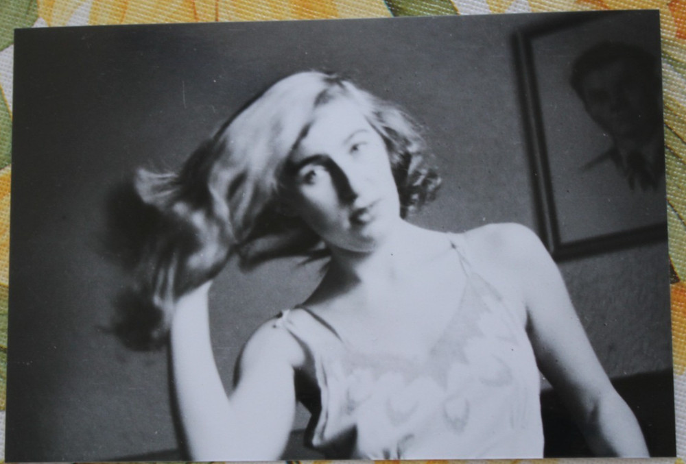 Photo 1964 woman girl model art bra vintage 4 woman reprint IK