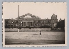 Frankfurt am Main 1940 – Boy in front of burnt-out festival hall – old photo