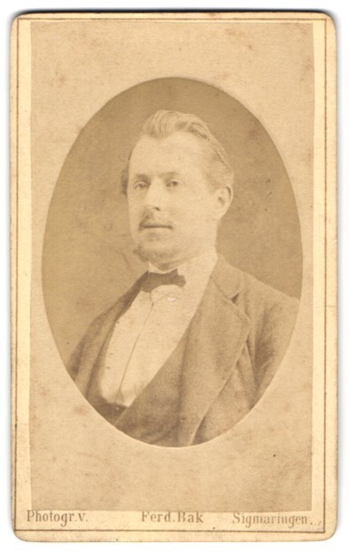 Photograph Ferd. Bak, Sigmaringen, portrait of a man with suit and bow tie