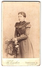 Photograph Th. Eppler, Dresden, Hauptstr. 24, lady in elegant dress