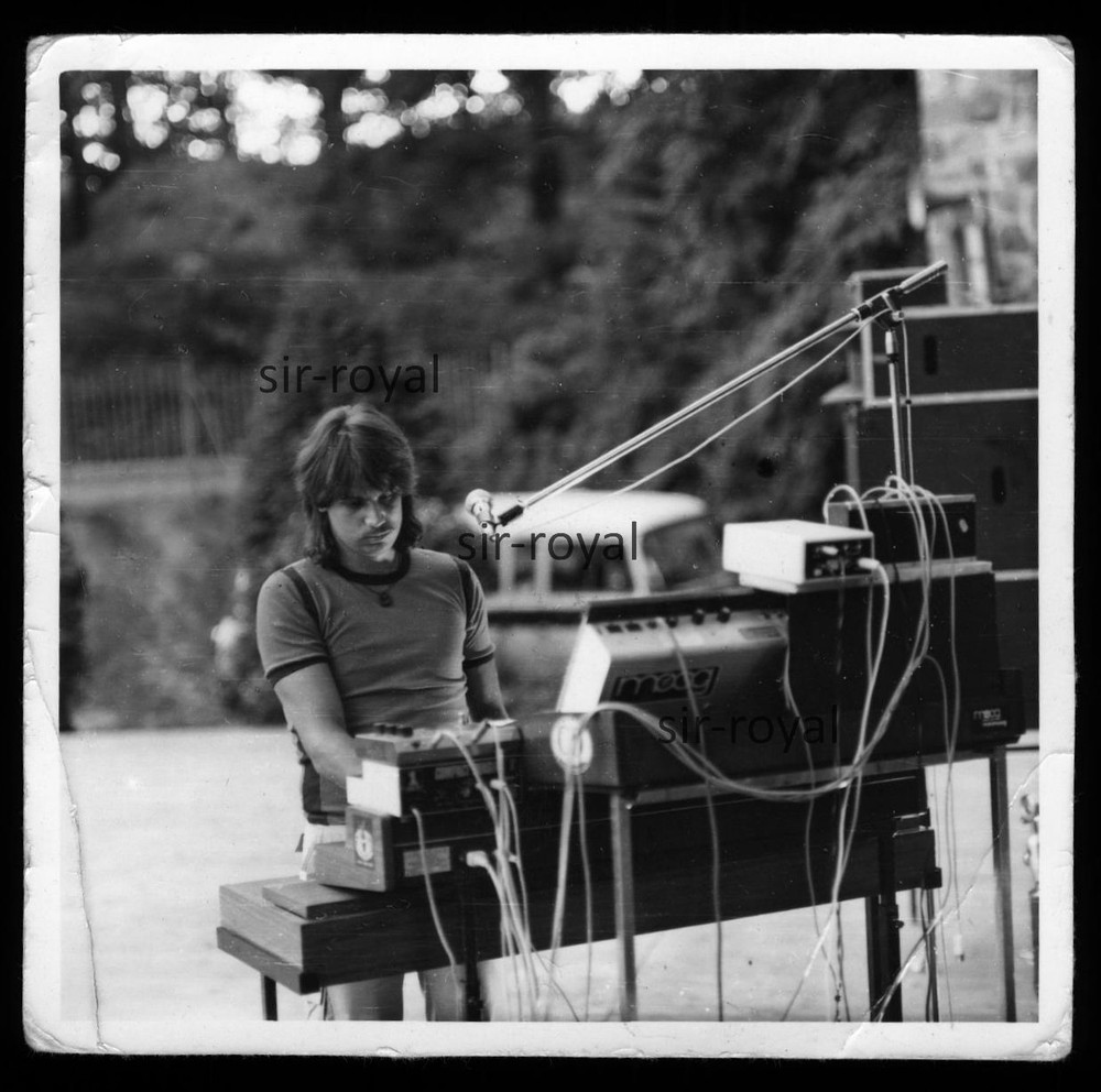 Man on Keyboard with Music Sound System – Technology 1970s – Photo 10x10cm