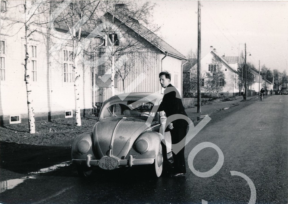 Photo Vintage VW Beetle around 1950 X50