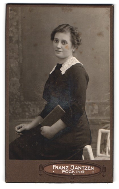 Photograph Franz Jantzen, pocking, portrait elegant lady with a book