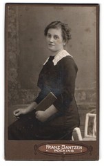 Photograph Franz Jantzen, pocking, portrait elegant lady with a book