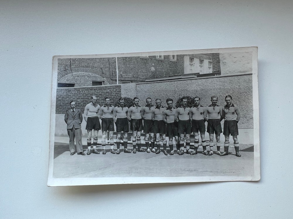 Photo F 21 Football Team Photo Circa 1930s Approx 9x14cm