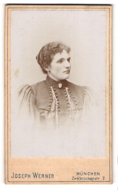 Photograph Joseph Werner, Munich, portrait elegantly dressed lady with brooch