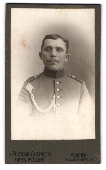Photograph Hans Möller, Munich, Augustenstraße 75, soldier in uniform with Schütt