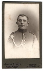 Photograph Hans Möller, Munich, Augustenstraße 75, soldier in uniform with Schütt