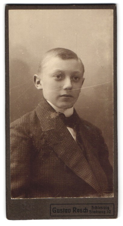 Photograph Gustav Rasch, Schleswig, Stadtweg 32, portrait of a boy in a suit