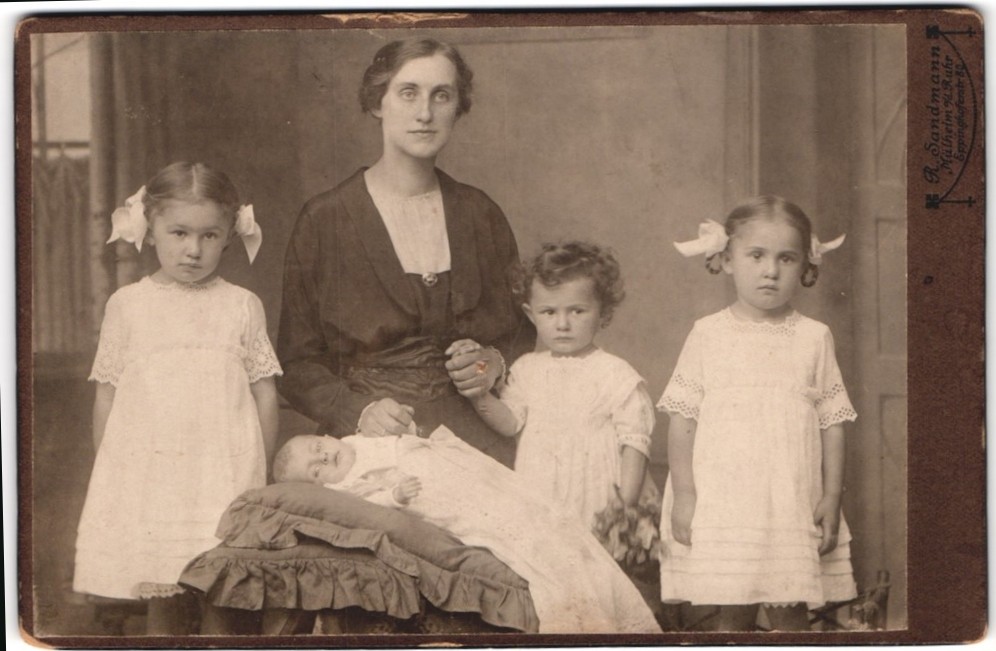 Photograph R. Sandmann, Mülheim a. d. Ruhr, Peterstraße 20, mother with three cinema