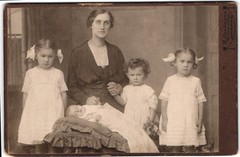 Photograph R. Sandmann, Mülheim a. d. Ruhr, Peterstraße 20, mother with three cinema