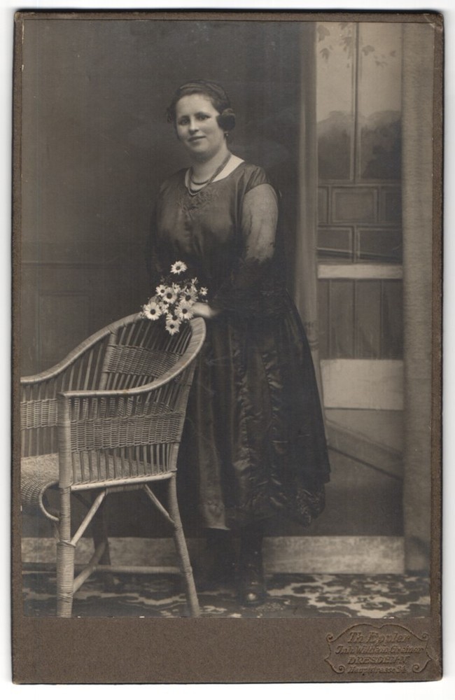 Photograph Th. Eppler, Dresden, Hauptstraße 24, woman with bouquet of flowers next to a