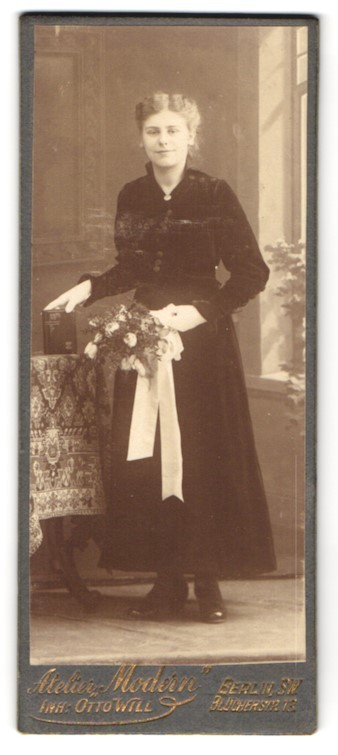 Photography Atelier Modern, Berlin, Blücherstr. 13, Young Woman With Back