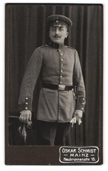 Photography Oskar Schmidt, Mainz, Neubrunnenstraße 15, soldier with peaked cap un