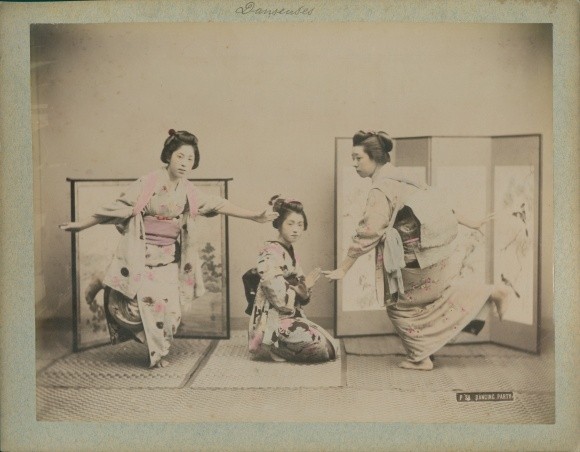 Photo Japanese women dancing in kimono, screen, colored – 10329721