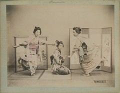 Photo Japanese women dancing in kimono, screen, colored – 10329721