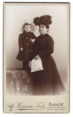 Photograph Hermann Tietz, Berlin, Leipziger-Straße 46-49, woman in black cle