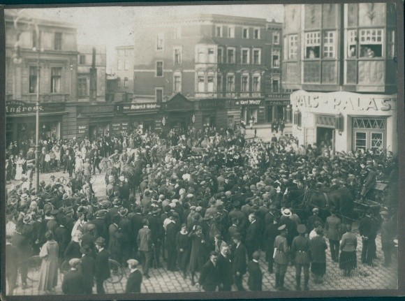 Photo Zabrze Hindenburg Silesia, crowd before the… – 10467619