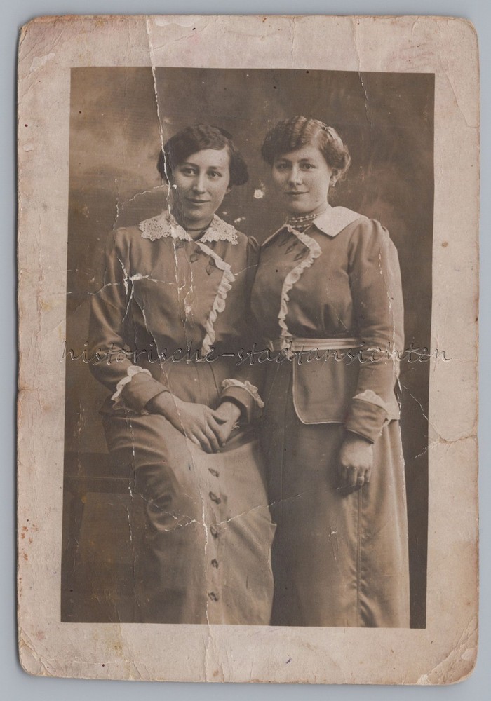 2 Women Portrait Fashion – Patina – Old Photo