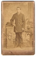 Photograph Gustav Wetzel, Dresden, Prager Straße 6, portrait of an elegant man