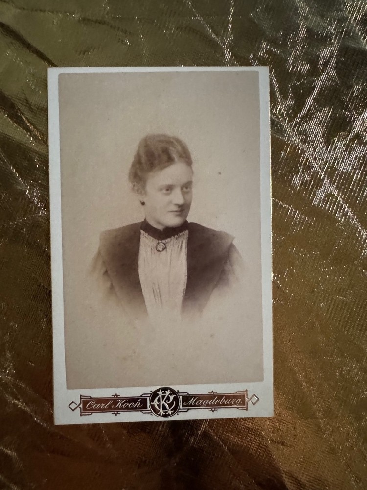 Photo CDV portrait lady brooch jewelry around 1900-atelier Carl Koch Magdeburg