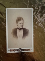 Photo CDV portrait lady brooch jewelry around 1900-atelier Carl Koch Magdeburg