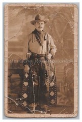 Mann in Cowboy-Kleidung – Rodeo Kostüm Portrait – Altes Foto