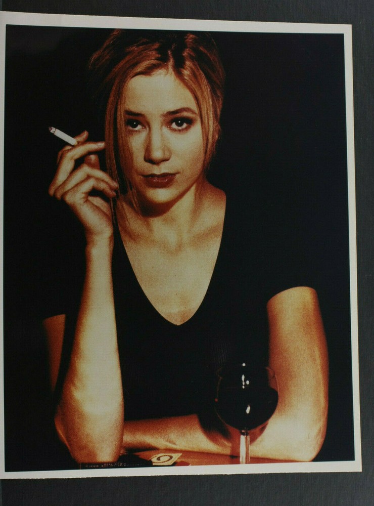 Mira Sorvino Wine and Smoking Pose – 8×10″ Photo Print – Vintage L1267A