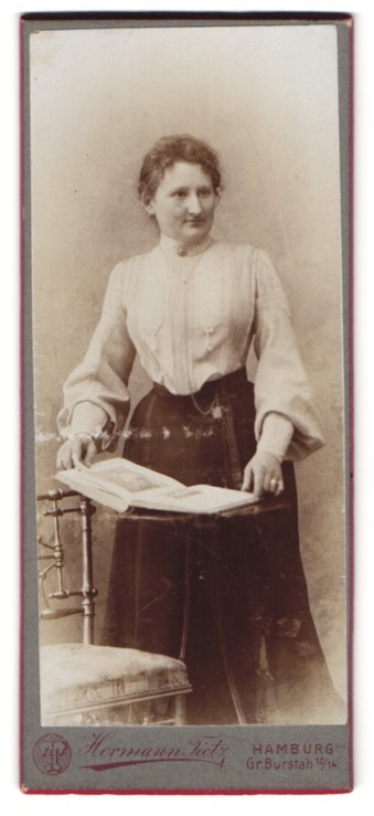 Photograph Hermann Tietz, Hamburg, size Burstah 12/14, portrait lady in white