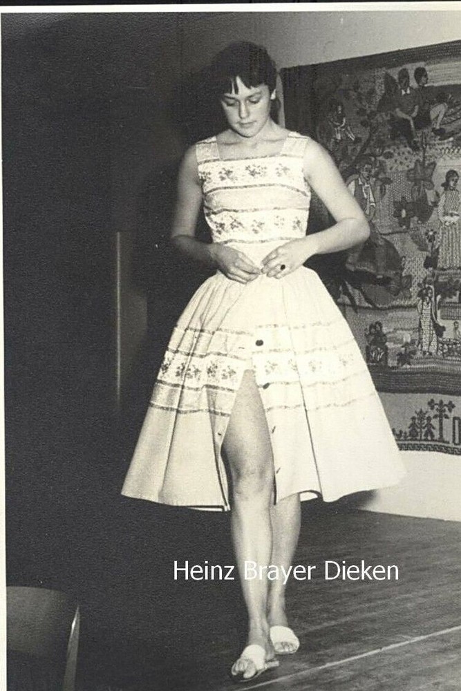 1955, portrait of a young woman, model no.: 4, fashion show, black and white. DIN A 4
