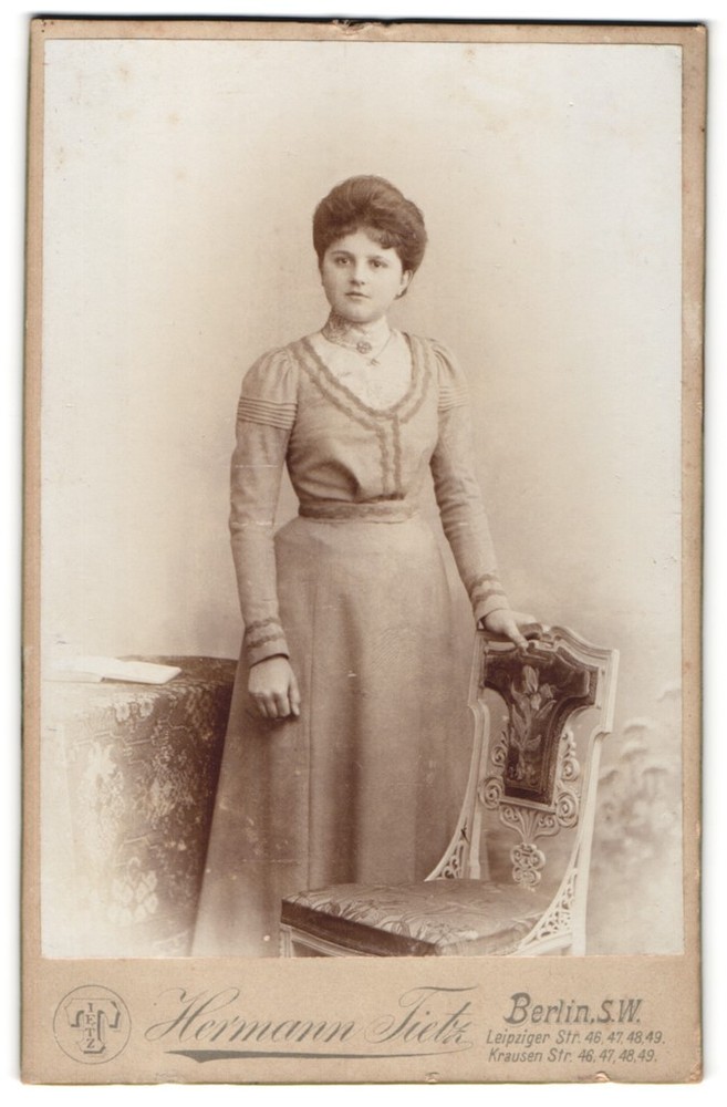 Photograph Hermann Tietz, Berlin, Leipziger Straße 46, woman with elegant dress