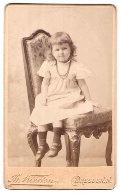 Photograph Th. Kirsten, Dresden, Bautznerstraße 12, sweet girl on beautiful S