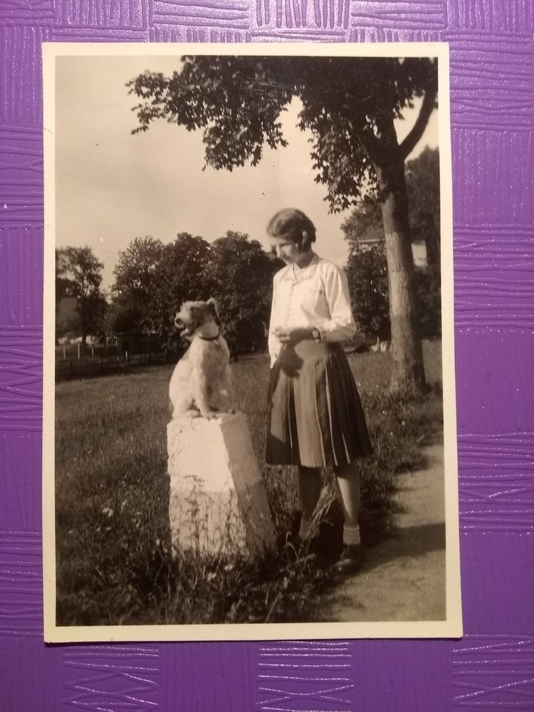 Altes Foto antik Frau Hund Park spazieren woman dog Baum Rock Mode old Photo art