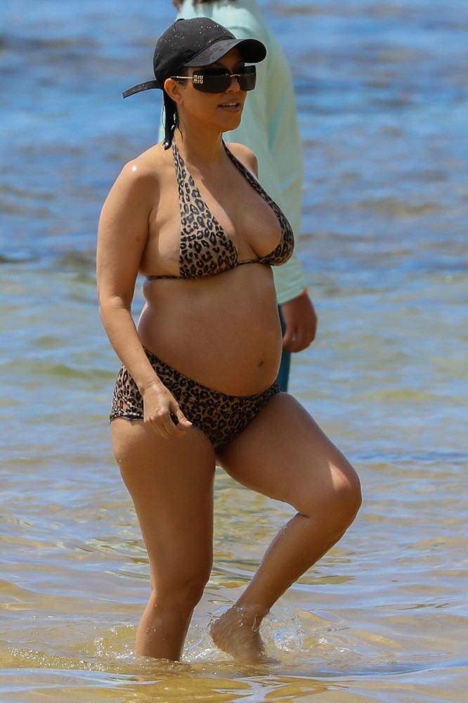 KOURTNEY KARDASHIAN Baby Bump Photo Unsigned Size 20x30cm Glossy #2