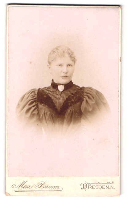 Photograph Max Baum, Dresden, Königsbrückerstr. 64, Portrait Young Woman in Bied